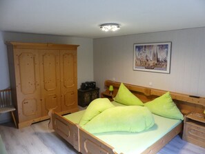 2 bedrooms, travel cot, WiFi, bed sheets