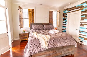3 bedrooms, WiFi, bed sheets - Modern 4BR/3BA on Spring with Parking (Charleston)