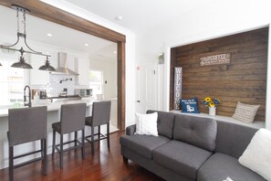 TV - Modern 4BR/3BA on Spring with Parking (Charleston)
