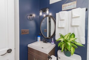 Towels, soap, shampoo, toilet paper - Modern 4BR/3BA on Spring with Parking (Charleston)
