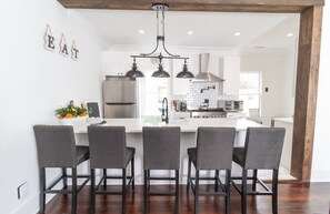 Jääkaappi, uuni, liesi, astianpesukone