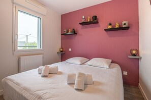 3 slaapkamers, een strijkplank/strijkijzer, gratis wifi, beddengoed