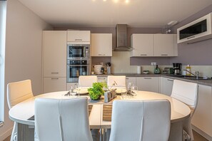 Kühlschrank, Mikrowelle, Ofen, Geschirrspüler
