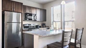 Køleskab, mikrobølgeovn, ovn, kogeplade