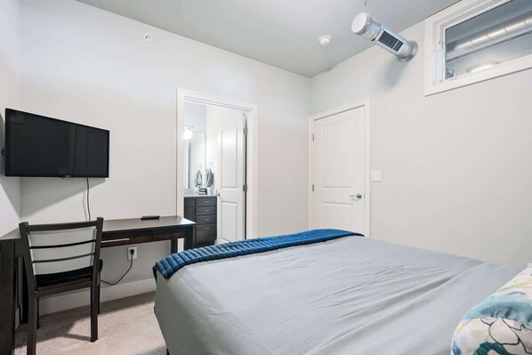 2 Schlafzimmer, Schreibtisch, Bügeleisen/Bügelbrett, Reisekinderbett