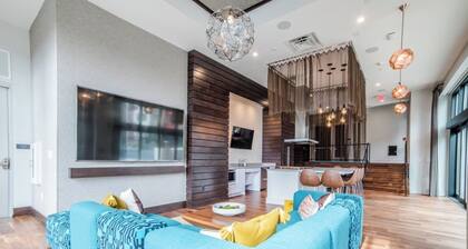 Perfect Location! Cozy Corner Condo + Free Parking