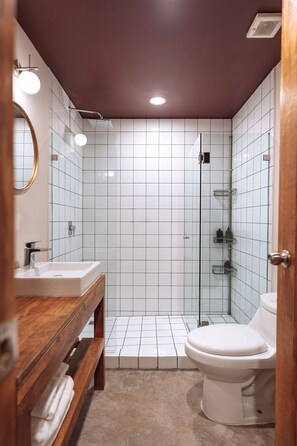 Ducha, artículos de tocador gratuitos, jabón, shampoo