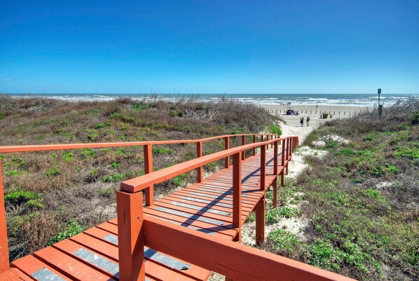 Property grounds - Sea Sounds | ★Beachfront★ | 2 Pools | First Floor Island Retreat 2 Bedroom Condo (Port Aransas)