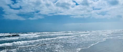 Sur la plage, chaise longue