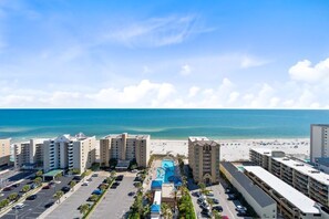 Un hôtel situé en bord de mer, doté d’une piscine, de parkings et offrant une vue sur l’océan.