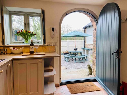 Stylish & Rural - 3 Bedroom Country Cottage