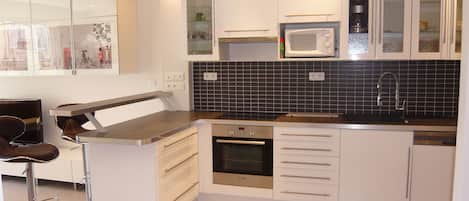 Réfrigérateur, micro-ondes, four, plaque de cuisson