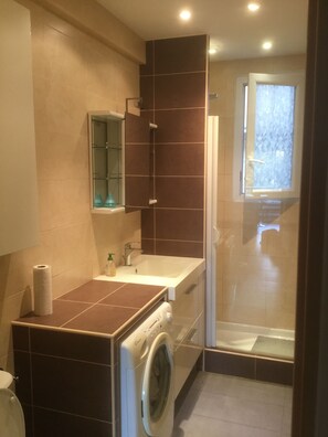 Douche, sèche-cheveux, serviettes fournies