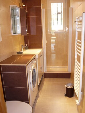 Douche, sèche-cheveux, serviettes fournies