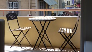 A balcony with two metal folding chairs and a small round table. - 2 /3 ROOMS NEAR BEACH AND CONVENTION CENTER 4 PEOPLE MAXIMUM (Alpes-Maritimes)