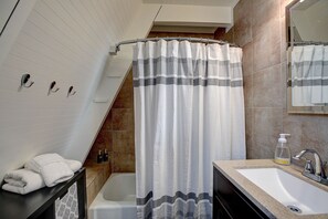 Ensemble douche/baignoire, sèche-cheveux, serviettes fournies, savon