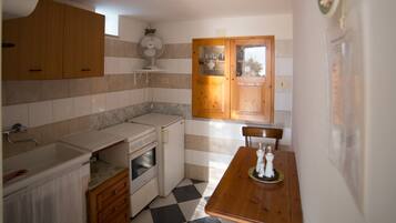 Réfrigérateur, four, plaque de cuisson, cafetiÚre/bouilloire