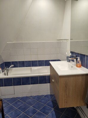 Badewanne, Haartrockner, Handtücher, Seife
