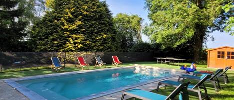 Utendørsbasseng og et oppvarmet basseng