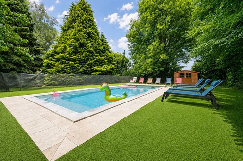 Beautiful cottage with heated swimming pool and large unoverlooked garden
