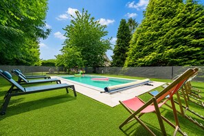 Una piscina al aire libre, una piscina climatizada