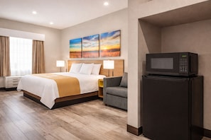 Premium bedding, down duvets, pillow-top beds, individually furnished - Days Inn & Suites by Wyndham Tomball/Houston NW (Tomball)