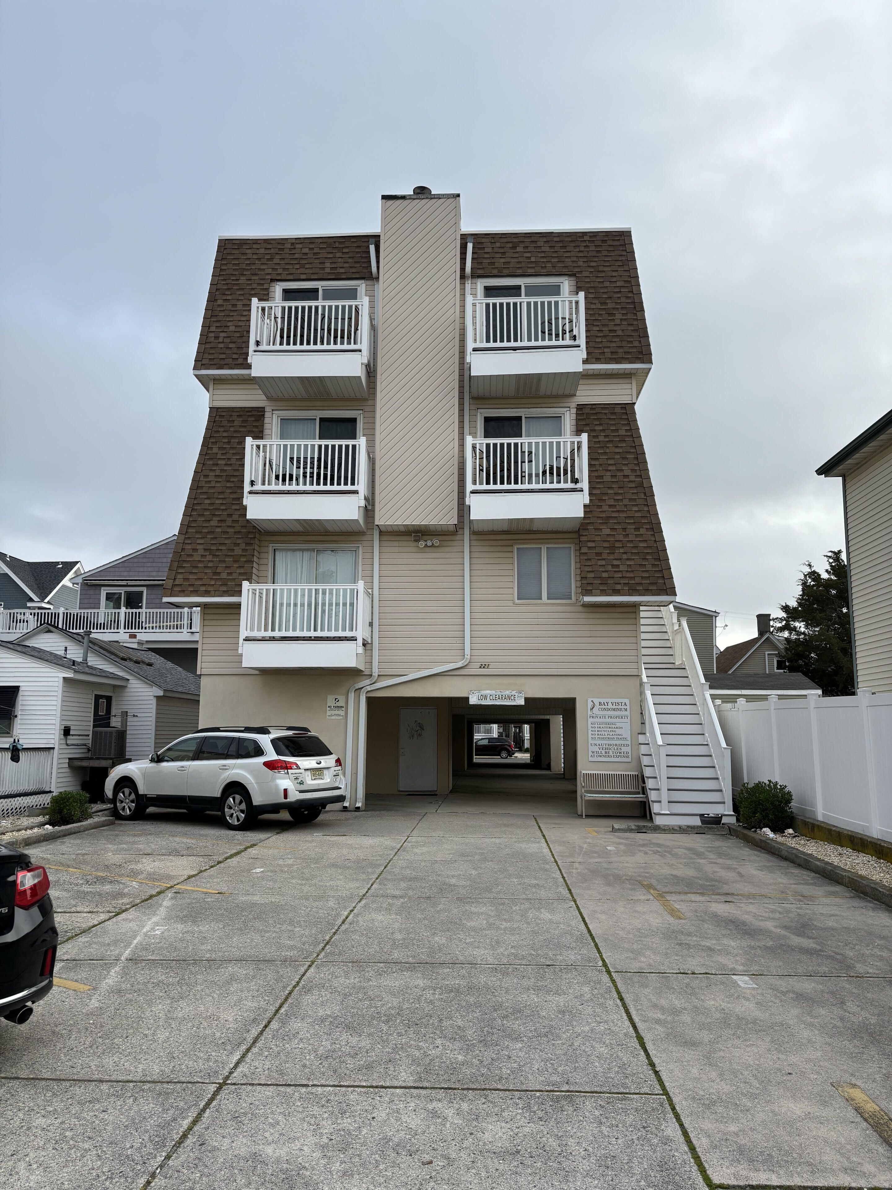 TWO-STORY TOWNHOUSE WITH BAY AND SUNSET VIEWS!