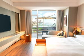 Regency, Suite, 1 très grand lit, terrasse, vue piscine | Literie hypoallergénique, minibar, coffres-forts dans les chambres