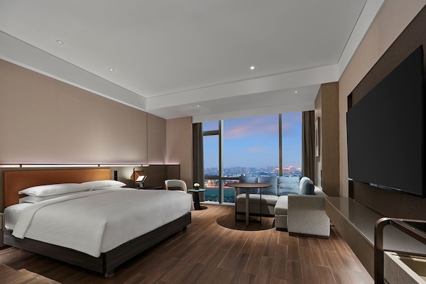 Hypo-allergenic bedding, minibar, in-room safe, desk