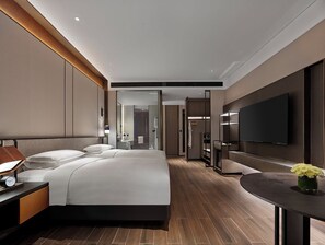 Room, 1 King Bed | Hypo-allergenic bedding, minibar, in-room safe, desk