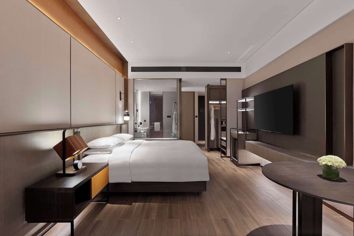 Hypo-allergenic bedding, minibar, in-room safe, desk
