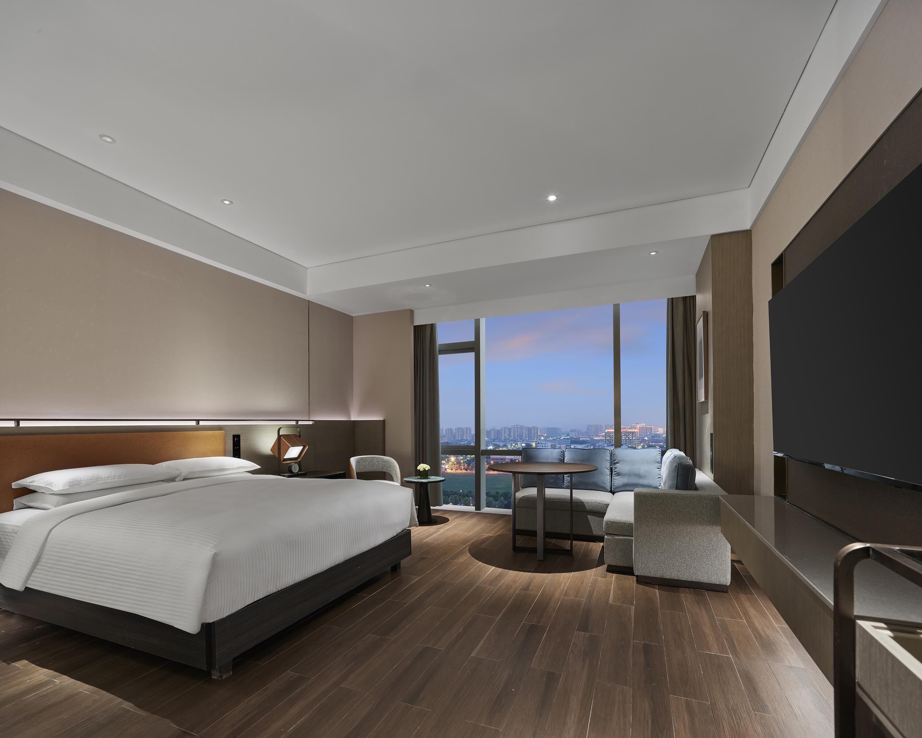Hypo-allergenic bedding, minibar, in-room safe, desk