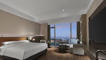 Hypo-allergenic bedding, minibar, in-room safe, desk