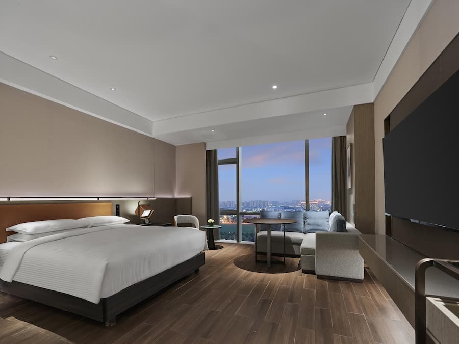 Hypo-allergenic bedding, minibar, in-room safe, desk