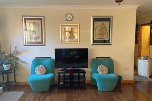 30-inch TV with digital channels - 2-bed Apartment in High Wycombe Private Garden (High Wycombe)