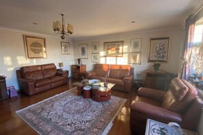 30-inch TV with digital channels - 2-bed Apartment in High Wycombe Private Garden (High Wycombe)