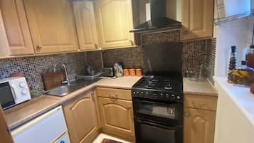 Lemari es, microwave, oven, dan kompor