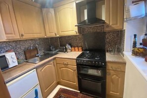 Fridge, microwave, oven, stovetop - 2-bed Apartment in High Wycombe Private Garden (High Wycombe)