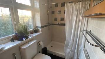 Shower, perlengkapan mandi gratis,  dan handuk