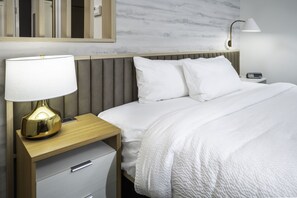 Untuvapeitot, työpöytä, pimennysverhot, silitysrauta/-lauta