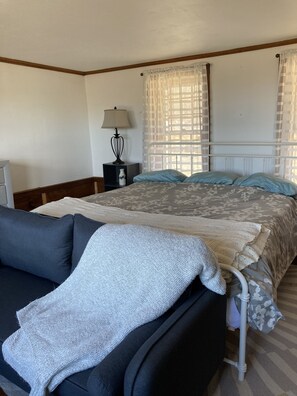 2 bedrooms, desk, iron/ironing board, WiFi