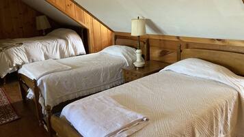 2 bedrooms, desk, iron/ironing board, WiFi