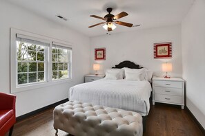 4 slaapkamers, een bureau, een strijkplank/strijkijzer, gratis wifi