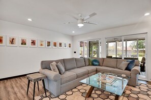 Een smart-tv, een open haard, videogames en een tafeltennistafel