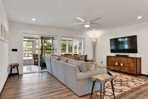 Een smart-tv, een open haard, videogames en een tafeltennistafel