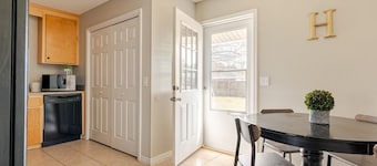 5 minutes to beaches! Quiet and clean home, pet friendly, with huge back yard!