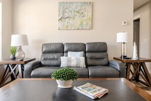 Smart TV - 5 minutes to beaches! Quiet and clean home, pet friendly, with huge back yard! (Pensacola)