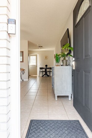 Interior - 5 minutes to beaches! Quiet and clean home, pet friendly, with huge back yard! (Pensacola)