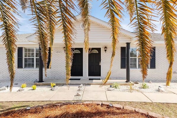 Exterior - 5 minutes to beaches! Quiet and clean home, pet friendly, with huge back yard! (Pensacola)