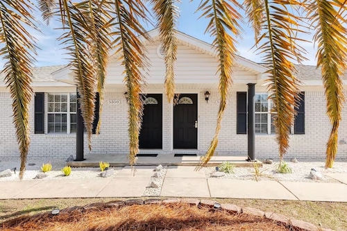 5 minutes to beaches! Quiet and clean home, pet friendly, with huge back yard!